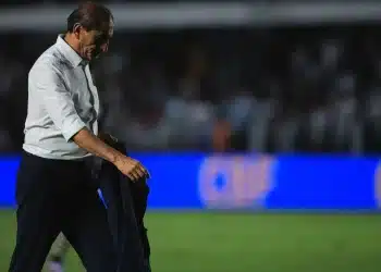 Ramón Díaz vive sua 1ª turbulência no Vasco