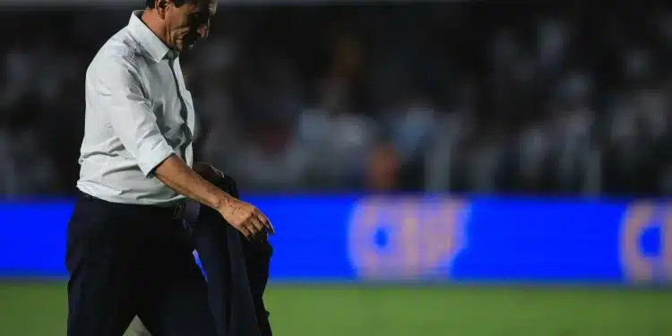 Ramón Díaz vive sua 1ª turbulência no Vasco