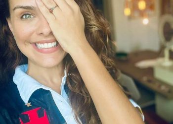 Atriz global posa com camisa do Vasco e viraliza