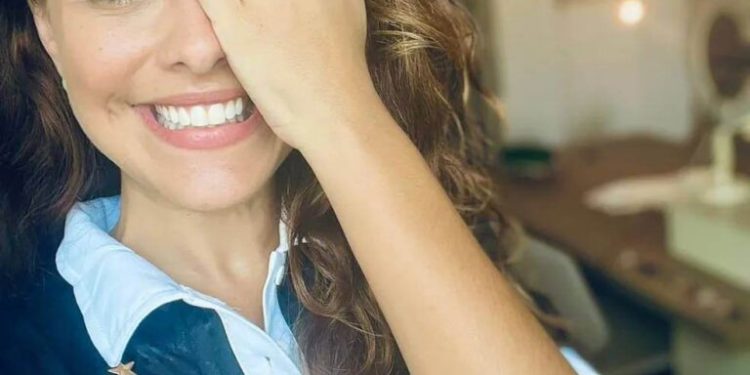 Atriz global posa com camisa do Vasco e viraliza