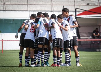 Vasco contrata meia pensando no futuro