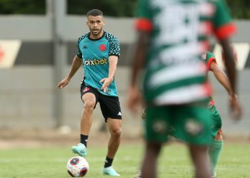 Vasco: De Lucca volta a treinar com bola, mas foco se volta para 2024
