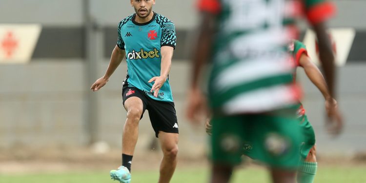 Vasco: De Lucca volta a treinar com bola, mas foco se volta para 2024