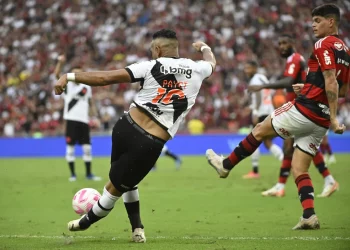 Jogador do Flamengo elogia Payet, do Vasco