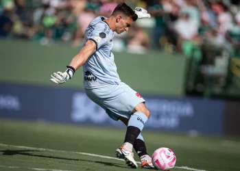 Léo Jardim opera milagres e salva o Vasco do pior; relembre momentos