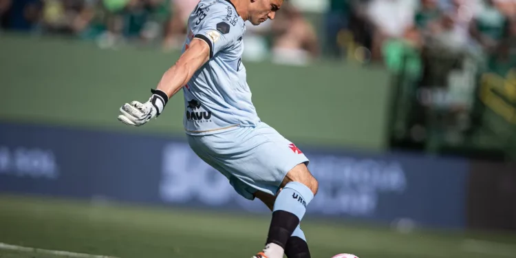 Léo Jardim opera milagres e salva o Vasco do pior; relembre momentos