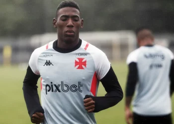 Léo faz mais uma atuação ruim pelo Vasco e torcida pede Maicon como titular