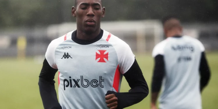 Léo faz mais uma atuação ruim pelo Vasco e torcida pede Maicon como titular