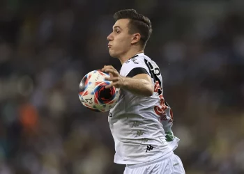 Lucas Piton: Corinthians pressiona Vasco por falta de pagamento