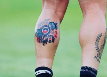 Jogador do Vasco tatua escudo do clube