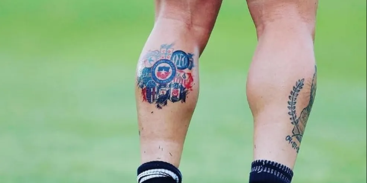 Jogador do Vasco tatua escudo do clube