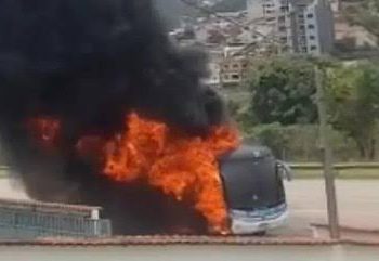 Ônibus do Vasco sub-14 pega fogo na estrada
