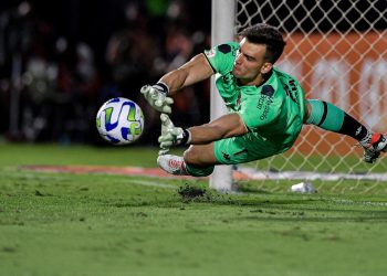 Vasco: confira quantos pênaltis Léo Jardim defendeu na carreira