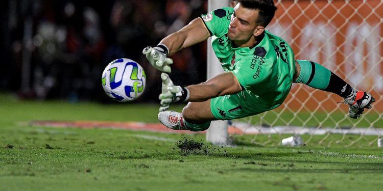 Vasco: confira quantos pênaltis Léo Jardim defendeu na carreira