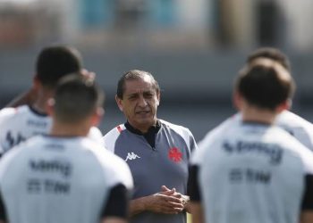 Jogador do Vasco é punido e Ramón Díaz perde peça importante