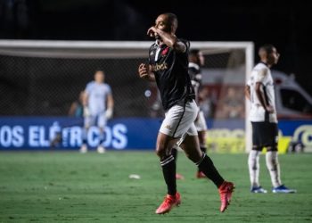 Com golaço, Vasco vence o Botafogo e sai do Z-4 do Brasileirão