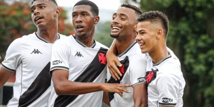 Vasco renova com zagueiro pensando no futuro