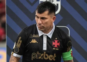 Medel critica atuação do Vasco contra o Corinthians