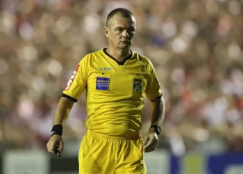Árbitro de Vasco x Cruzeiro erra na súmula e diz ter expulsado Gabriel Pec ao invés de Rossi