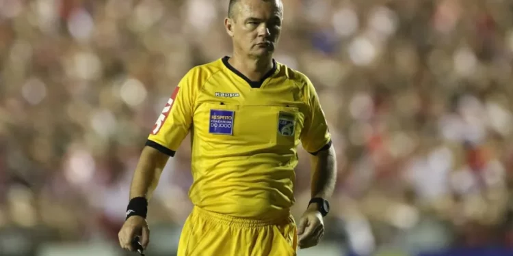 Árbitro de Vasco x Cruzeiro erra na súmula e diz ter expulsado Gabriel Pec ao invés de Rossi