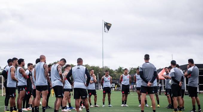 41 desarmes em 36 jogos: Jogador pede passagem no Vasco e deve ganhar vaga de Praxedes