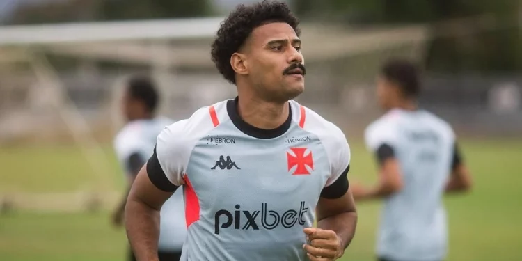 Gabriel Dias pode aproveitar desfalque e ser testado no Vasco