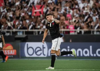 Gabriel Pec pode desfalcar o Vasco; Clube entra em negociação com a CBF