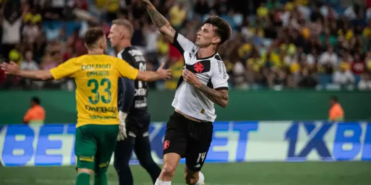 Gol de Orellano faz torcida do Vasco lembrar da jogada de Denílson