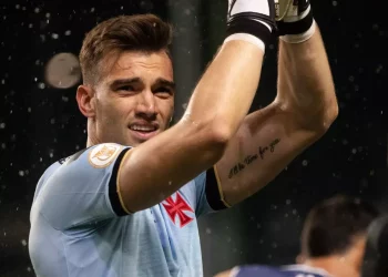 Léo Jardim ignora "injustiça" e se torna o melhor jogador do Vasco na temporada