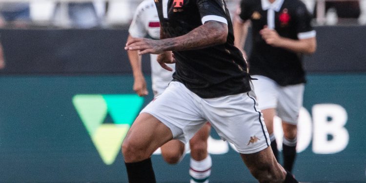 Paulinho vive seu pior momento no Vasco; O clube está preocupado com essa situação?