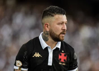 Rossi é expulso e vira desfalque do Vasco contra o Athletico-PR