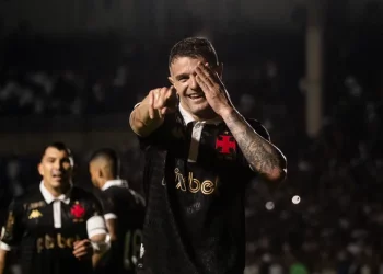 Vegetti quer números melhores em 2024 pelo Vasco