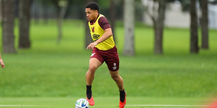 Vitor Roque se recupera e deve ser reforço do Athletico-PR contra o Vasco