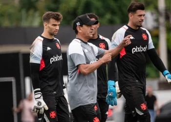 Com mudança, confira a provável escalação do Vasco contra o Grêmio
