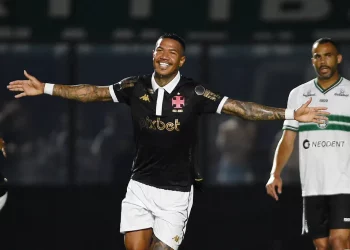 Souza x Zé Gabriel: Entenda a treta entre os dois volantes que agitou a torcida do Vasco