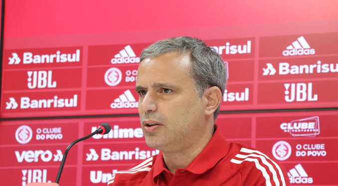 Conheça Gustavo Grossi, coordenador que está na mira do Vasco