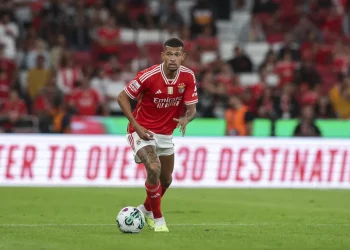 URGENTE! Vasco avança e está perto de contratar zagueiro do Benfica