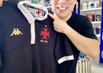 Alex Tseng recebe camisa do Vasco: "Fez história ao enfrentar, sem medo, o preconceito"