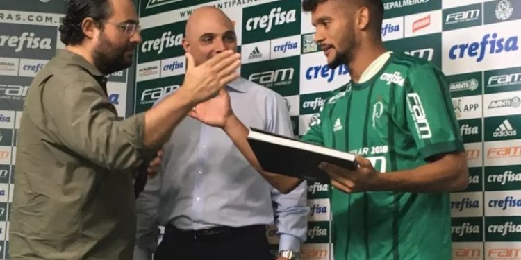 Alexandre Mattos quer contratar Gustavo Scarpa para o Vasco, afirma jornalista