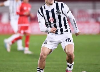 Vasco quer jogador que teve desempenho melhor que De la Cruz