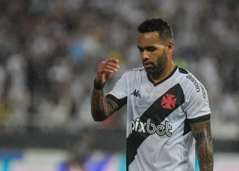 De saída do Vasco, Alex Teixeira pode fechar com ex-clube de Mattos