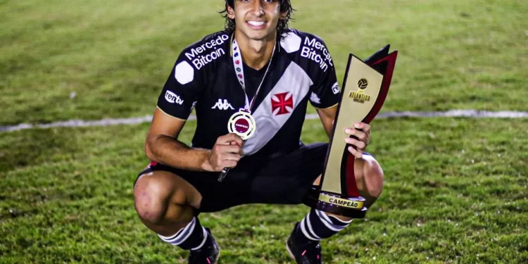 Revelação do Vasco recebe proposta de clube português, mas opta por renovar com Cruzmaltino