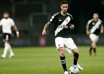 "Jogando nada…" Praxedes revolta torcida do Vasco e vira alvo dos torcedores