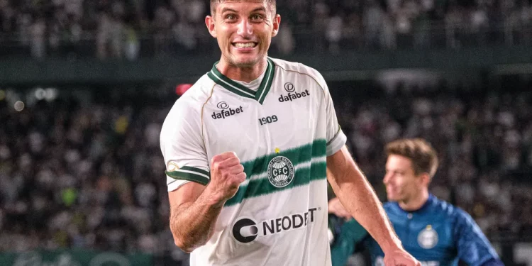 Vasco avança com Kuscevic; veja números do zagueiro