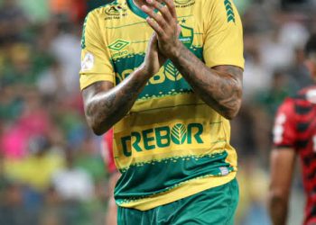 Cavou? Deyverson parabeniza chegada de Alexandre Mattos no Vasco