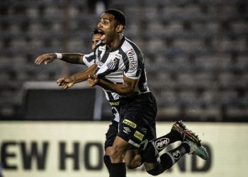 Joaquim, do Santos, é analisado pelo Vasco