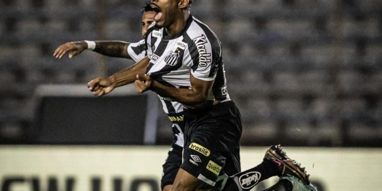 Joaquim, do Santos, é analisado pelo Vasco