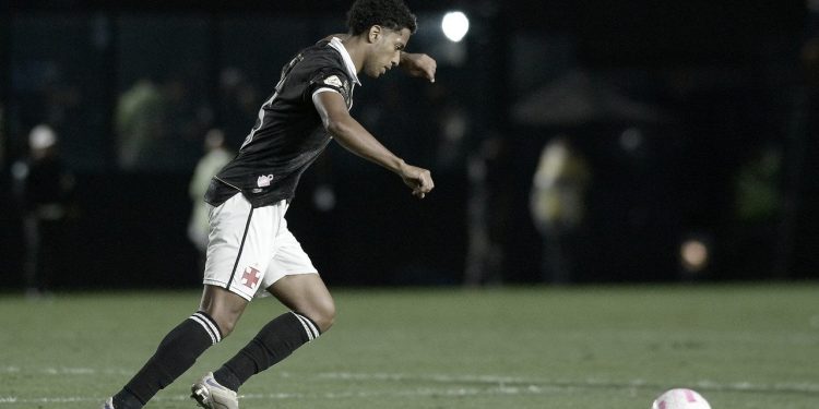 Miranda pode sair do Vasco; veja quem deseja o zagueiro