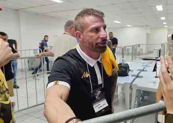 Vasco separa grana para contratar atacante titular; veja 3 nomes que o clube negocia