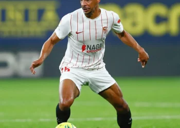 Souza e Fernando seguem no radar do Vasco